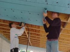 Le papier de construction perm�able � la vapeur et �tanche � l'air a �t� appliqu� sur le dessous du toit en pente