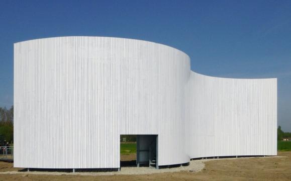 Voor het nieuwe Vredesmonument in Gentbrugge werd er gebruikgemaakt van thermisch gemodificeerd naaldhout met een afwerkingskleur op maat