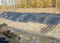 Le géotextile est utilisé comme milieu filtrant dans les ouvrages hydrauliques: le but est de laisser passer l'eau facilement, mais de retenir le matériau du sol