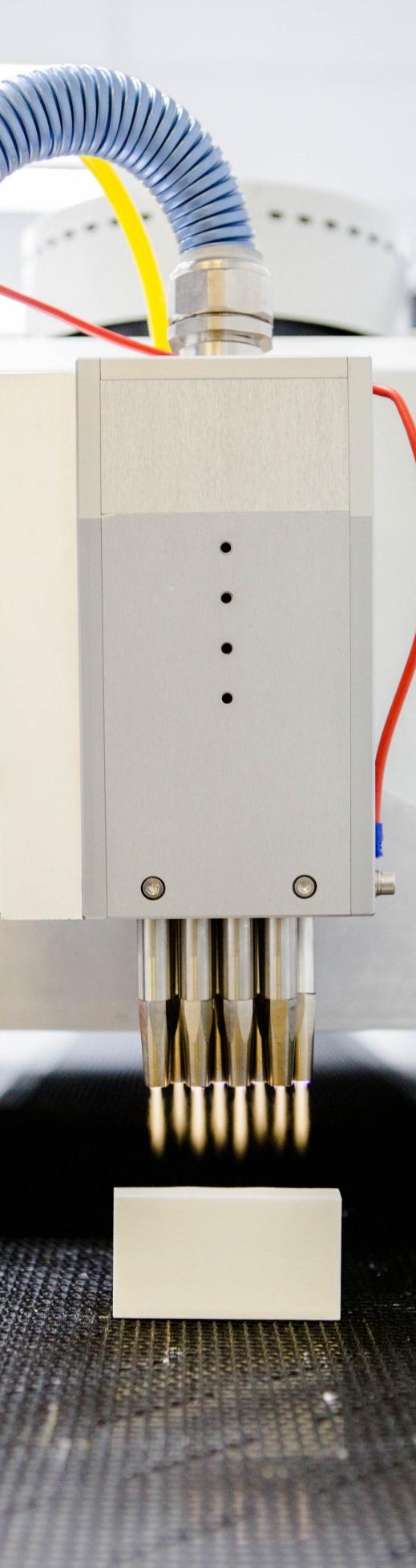 Sirris maakt gebruikt van een atmosferisch plasma-systeem met acht plasmatoortsen in V-formatie