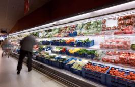 Een koel- of vriesmeubel moet niet alleen de temperatuur van het product op peil houden, het moet ook bijdragen tot de optimale presentatie van de goederen. Want niet het meubel, maar wel de producten erin staan centraal (Fieuw)
