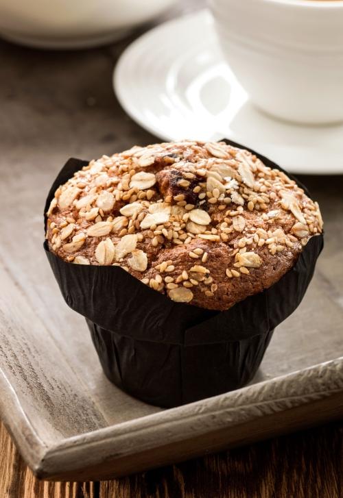 De Baker & Baker Premium Muffin Superfruit van CSM Bakery Solutions bevat rood fruit (veenbessen, blauwe bessen, gojibessen en frambozen) en oergranen,  en is afgewerkt met sesam en haver