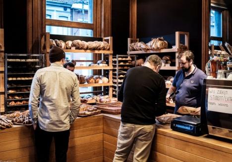 Brecht staat in voor het commerciële luik van Brood., Kris voor de productie