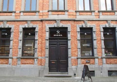 Brood. huist in dit imposante pand. Een knap herenhuis waar je niet alleen culinair maar ook op architecturaal vlak in de watten wordt gelegd