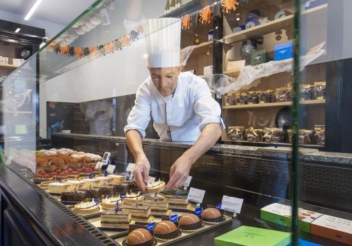 Symbolen van kwaliteit zoals een witte jas bij een chocolatier, een onderzoek naar chocolade en de vermelding in een gids dragen bij tot je geloofwaardigheid