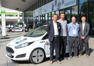 Wim Dierckx (Schaeffler Benelux), Christian Hessler (Schaeffler Deutschland),Danny Van Parys (PMG) en Steven Destrijker (Schaeffler Benelux) voor de Ford Fiesta conceptcar met de derde generatie Schaeffler E-Wheel Drive