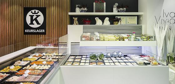 De wandkoeling kan volledig op maat, in de stijl van de winkel, geproduceerd worden. Hier is er gewerkt met twee niveaus