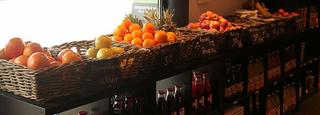 Het fruit wordt bij Slagerij Frank in bulk aangeboden en gepresenteerd in rieten manden
