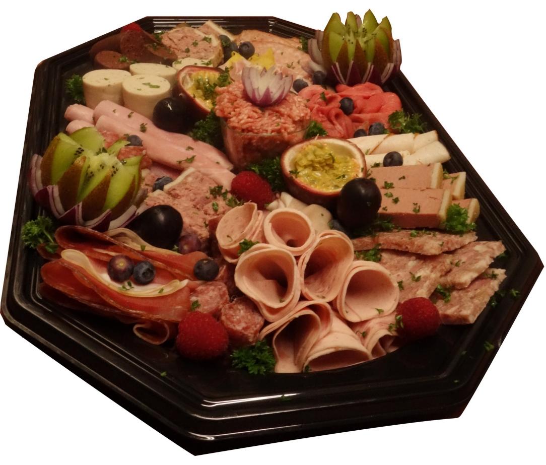 Werk af met wat feestelijk gesneden fruit, enkele besjes en wat verse kruiden