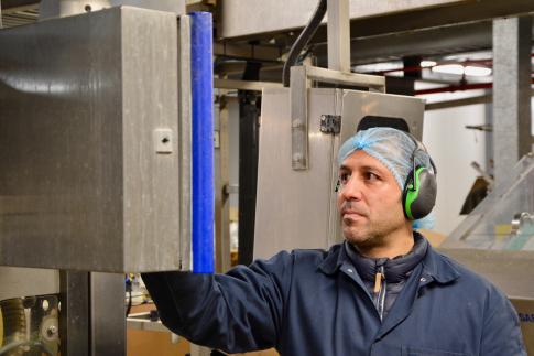 Inad is heel tevreden met zijn nieuwe job als verpakkingsoperator