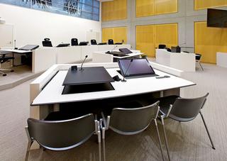 “Als we een digitale inrichting voor een rechtszaal leveren en die zou niet werken. Dan moet de zitting worden uitgesteld”