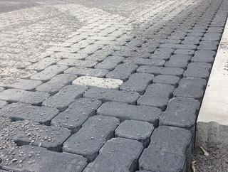 Een parking in waterdoorlatende bestrating