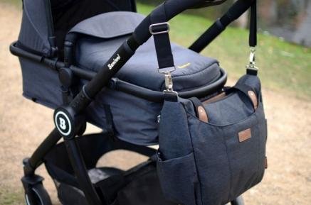 Voor papa&rsquo;s zijn er stoere ontwerpen in sobere kleuren die vaak als rugzak gedragen kunnen worden, zoals dit duurzame model van L&auml;ssig