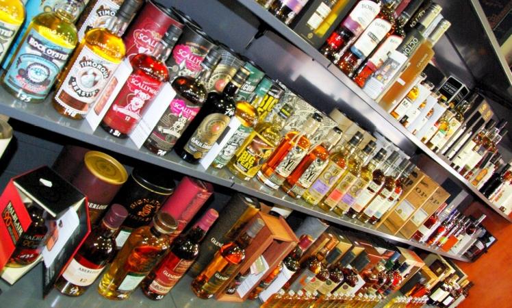 Walter verkoopt vooral de volgende drie spirits waarin hij zich eveneens gespecialiseerd heeft: whiskey, rum en gin; en een beetje minder porto en cognac