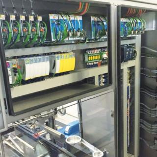 De in het frame van de ARX4 geïntegreerde besturingskast met C-Dias I/O, geïntegreerde safety, c-ipc en het modulaire Dias Drive systeem van SIGMATEK, aangestuurd over de op ethernet gebaseerde hard real-time VARAN highspeedbus