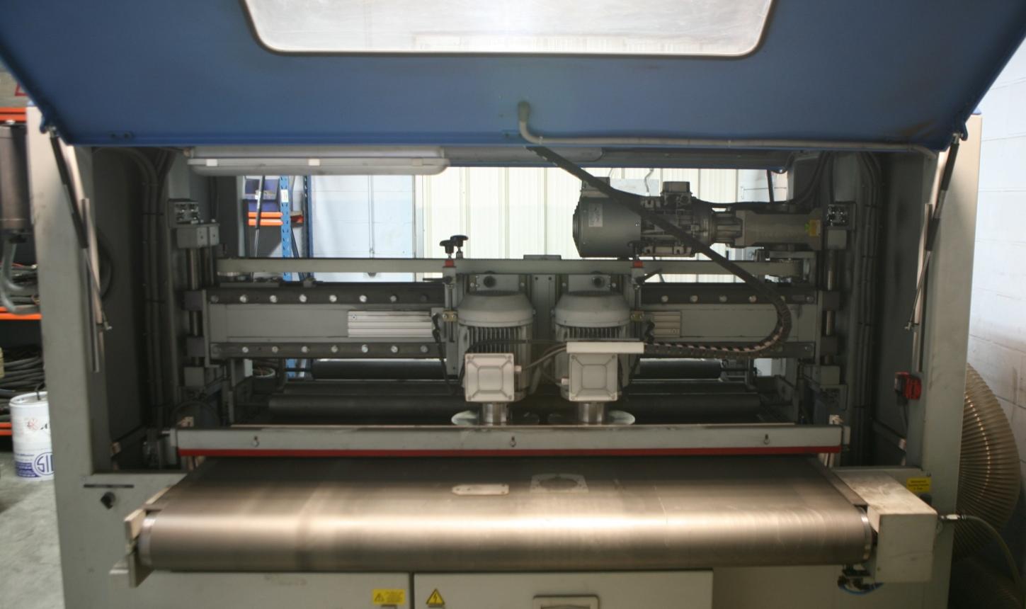 in de machine zitten vier schuurborstels die circulaire bewegingen maken en zich ook zijdelings kunnen verplaatsen