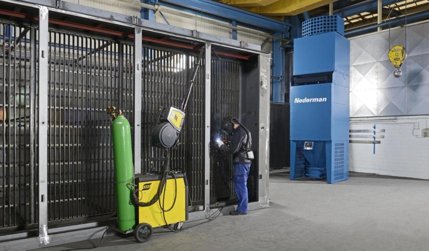 In sommige gevallen, zoals in een werkplaats zonder vaste werkstations, is de enige mogelijkheid persoonlijke bescherming met filter en overdrukmaster, in combinatie met een ruimtelijk reinigingssysteem