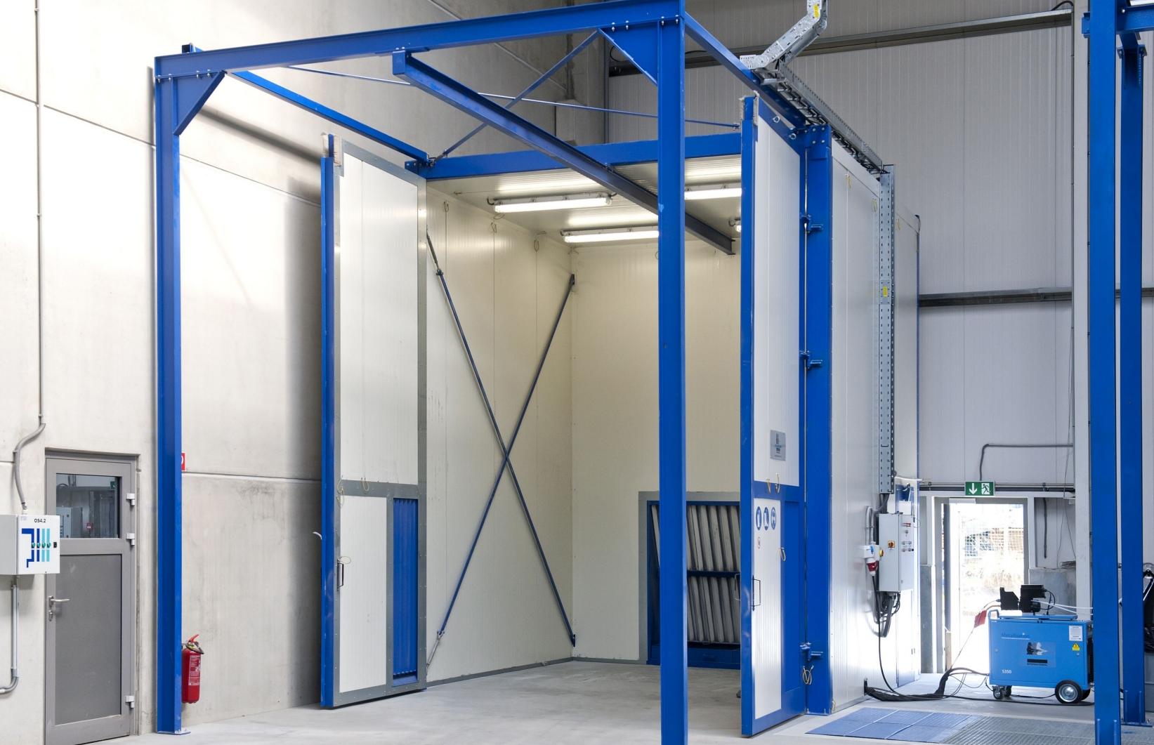 De ultramoderne metallisatiecabines garanderen een milieuvriendelijke werkomgeving voor de operator