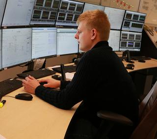 “Vroeger moesten de operators een reeks plaatjes aanklikken om een overzicht van de situatie te krijgen. Nu zien ze op een soort dashboard hoe de situatie ervoor staat. Zeker in kritieke situaties is het van belang dat een operator binnen enkele seconden de status van het systeem kan overzien. Vroeger kostte navigeren dus heel wat meer tijd.”