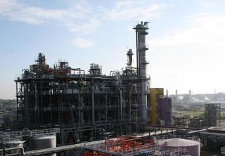 In deze fabriek in Rotterdam-Botlek maakt Huntsman Holland methyleendifenyldi-isocyanaat (MDI), een van de bouwstenen van polyurethaan. In 2015 werd een nieuw besturingssysteem in gebruik genomen