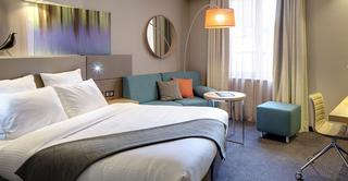 Uniek is het schuin geplaatste bed met oog op een rustigere nacht in de 96 ruime kamers Uniek is het schuin geplaatste bed met oog op een rustigere nacht in de 96 ruime kamers