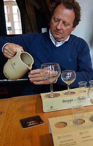 Tijdens de workshop kunnen de deelnemers zelf hun Bourgogne des Flandres samenstellen Tijdens de workshop kunnen de deelnemers zelf hun Bourgogne des Flandres samenstellen