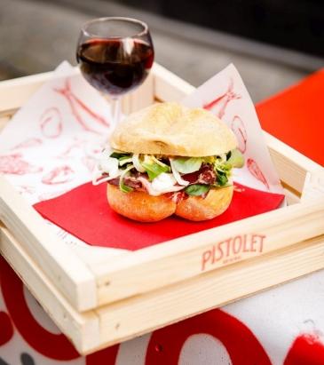 Fastcasualconcepten zoals de haute dogs van Jeroen Meus hebben opvallend veel groeipotentieel. Neem een goedkoop basisproduct, creëer er beleving rond en klanten zullen bereid zijn om meer te betalen voor dit opgewaardeerde product