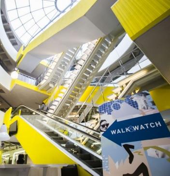 De trappenhal voor de werken ...