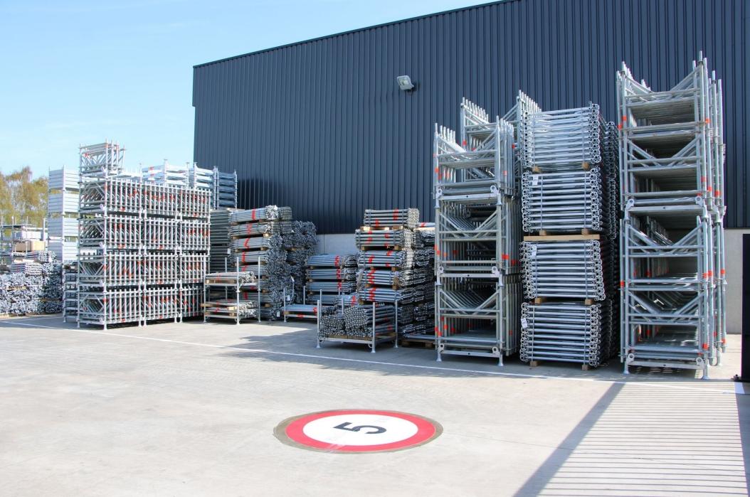 De nieuwe modulaire Lightweight-lijn systeemsteigers zijn enerzijds 10-15% lichter van gewicht en daarmee arbeidsvriendelijker en anderzijds beter en sterker door het gebruik van hogesterktestaal in een dunnere wanddikte