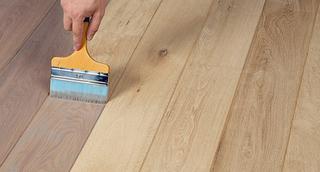Avant d'appliquer une couche de protection, le parquet peut être enduit de la couleur voulue