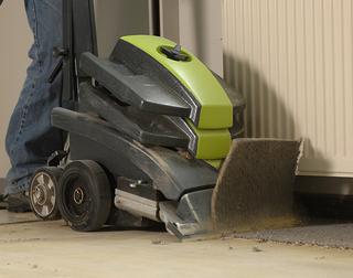Om grotere oppervlakken op een efficiënte manier van de meest uiteenlopende soorten soepele vloerbekledingen te ontdoen, bieden toestellen met zelftractie een rendabele oplossing
