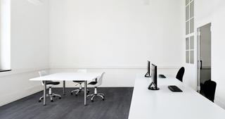 Dans la plupart des espaces de bureau, les revêtements LVT sont collés