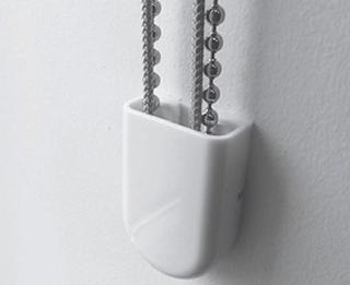 Système de tension fixe (porte-chaîne). Grâce à cet élément, un enfant ne peut jamais passer sa tête à travers la boucle