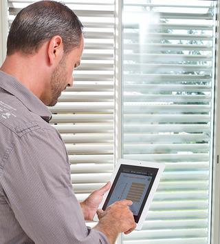 Er bestaan systemen die vanop afstand met een tablet of smartphone kunnen worden bediend
