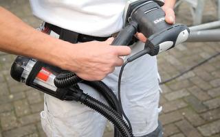 L'unité de filtrage peut également être fixée à la ceinture. On peut ainsi poncer sans entrave