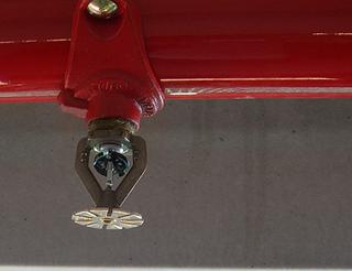 Les têtes de sprinkler contiennent un fusible métallique ou une capsule avec un liquide chimique. Lorsque la température augmente, le métal fond ou la capsule saute, créant ainsi une ouverture pour laisser couler l'eau