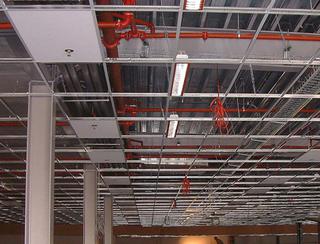 Les dégâts d'incendie dans un bâtiment sont remarquablement plus faibles si ce bâtiment est équipé de sprinklers. Les magasins dont la superficie dépasse 2.000 m² sont obligés de prévoir une installation sprinkler
