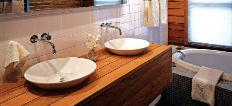 mag hout in de badkamer