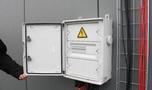 in de combinerbox wordt de spanning van verschillende strings gecentraliseerd en klaargemaakt voor het transport naar de omvormer