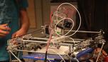 Op deze eenvoudige '3D-printer' kunnen studenten en scholieren uit naburige scholen zeer snel een prototype komen maken